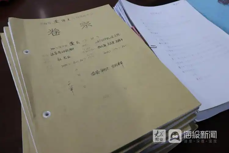 厚厚的卷宗,记录了孙宏业律师的援助故事,也承载着受援人的希望.