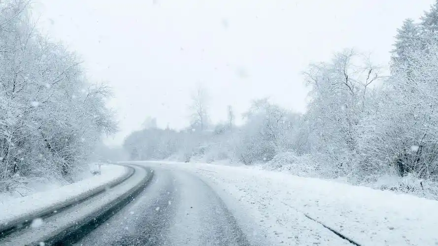 冬季雪天道路风景壁纸