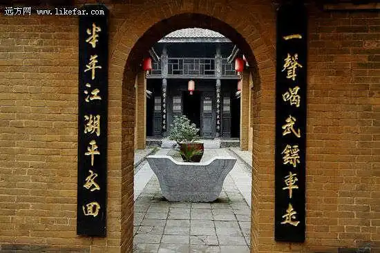 坐西面东,五间门头,中为高大门楼,门前竖 一高高的旗杆,上悬"广盛镖"