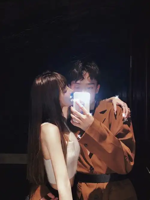 男生搂腰 女生搂脖子就很甜～手机可以挡脸很方便 不想露哪儿就挡哪儿