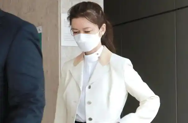 周星驰前女友于文凤向债主追讨8亿港币,曾在丈夫支持下起诉星爷_廖骏