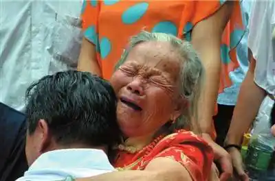 北大校长周其凤回浏阳为90岁母亲祝寿 跪地痛哭