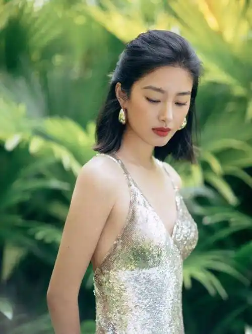 杨采钰写真露出事业线大美腿!