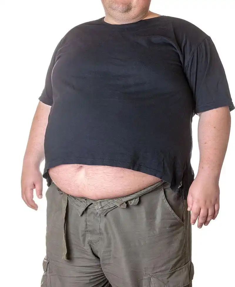 别看人家肚子大,当他骑着爱驹"铁烟锈马"到达战场的时候,大家就洗