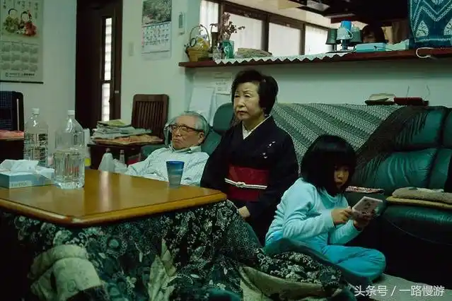 很多去日本旅游的人顶多只能看到日本人在街上的生活,那么日本人在家