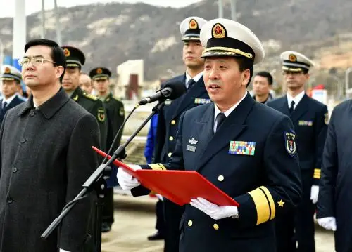 东海舰队副政委曹竹兵少将发表讲话仪式上,保定舰舰长李春和菏泽舰