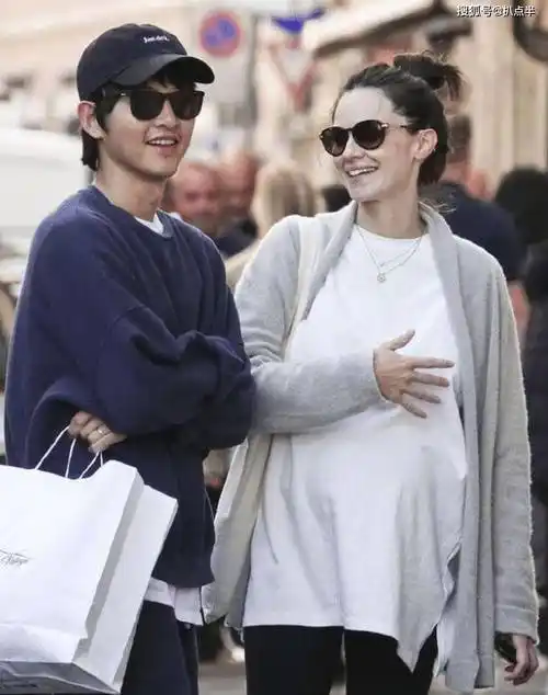 去年年初,他们登记结婚,当时女方已经怀孕,半年后凯蒂顺利产子,宋仲基