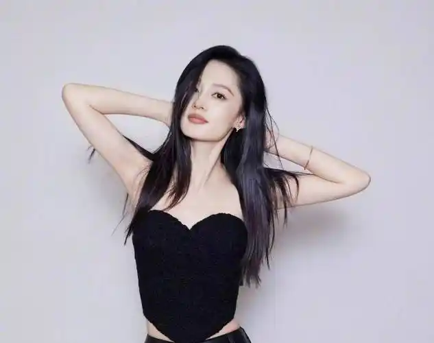 而李沁作为备受瞩目的女演员,近年来在一些作品中的出色表现备受好评
