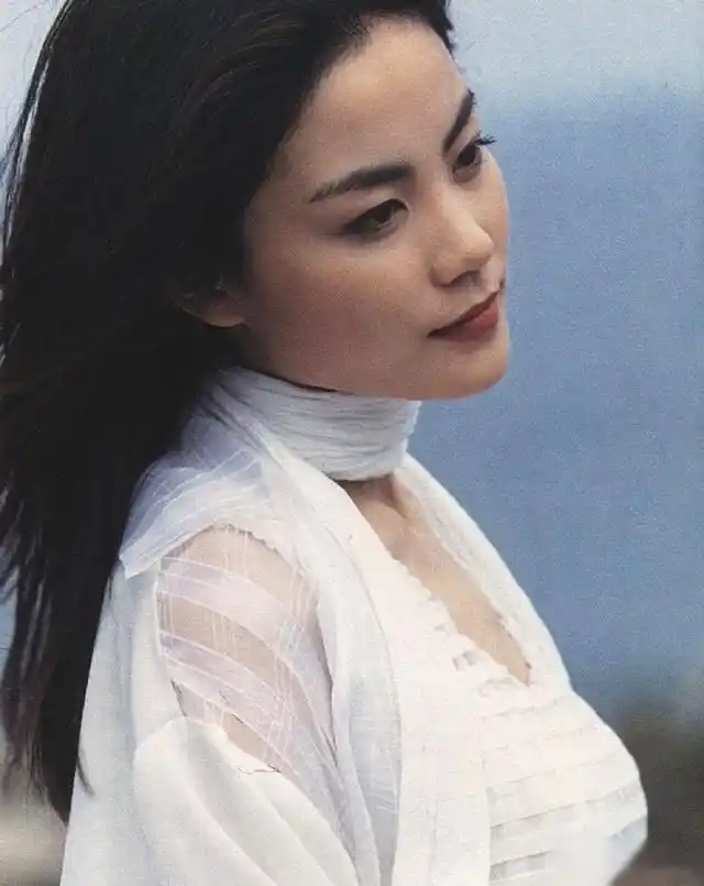 近日,曝光一组王菲旧照,照片中的王菲身着白衣,弯眉秀目,仙气飘飘.