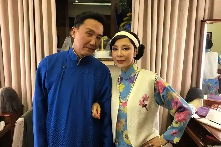 吴刚一家三口同框老婆染金发戴大耳环很年轻儿子有文艺气息