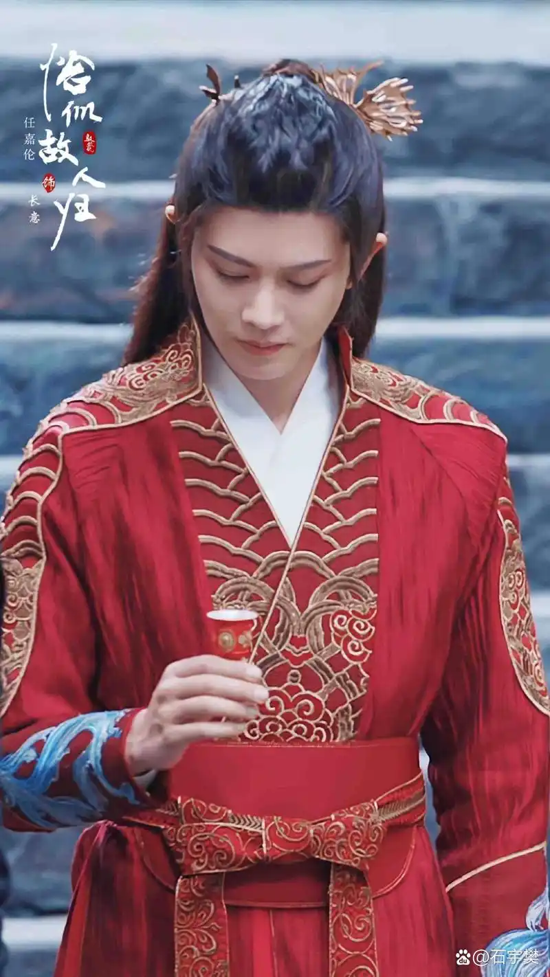 红衣男子任嘉伦