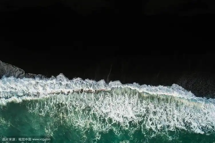 黑色沙滩上的海浪.