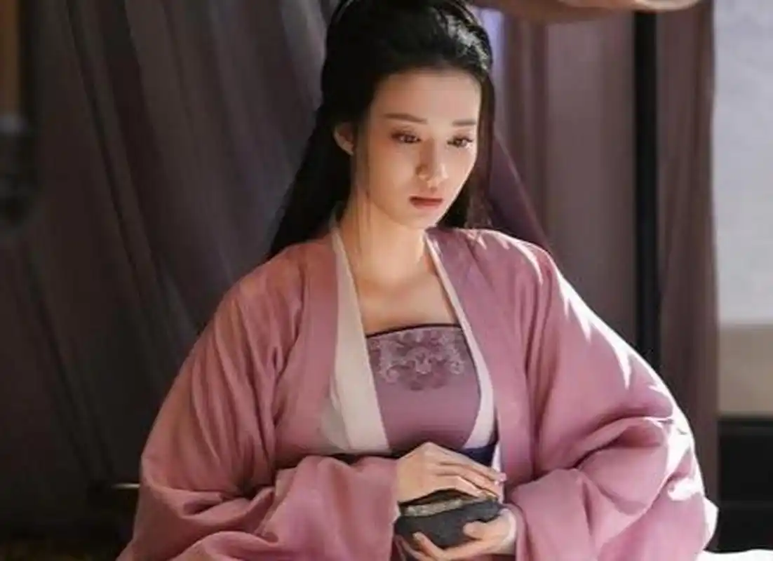 原来这个妃子竟然是张显收买的.