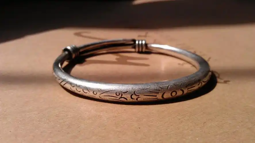 请懂行的人帮忙鉴定一对老银镯子