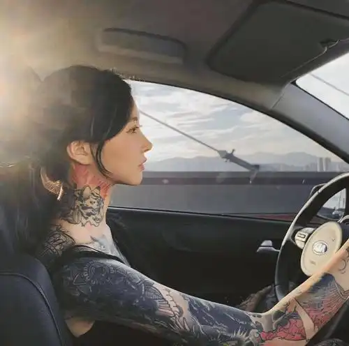 解欲南韩美女纹身师私下是单亲妈妈2120年了你还管人体艺术叫异类