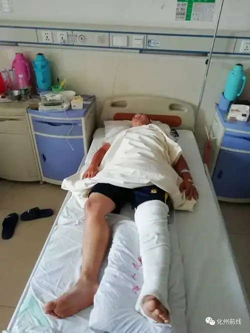 伤者在医院里接受治疗