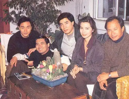 钟楚红晒与刘德华贴面合影,面色红润,网友:最美不过钟楚红