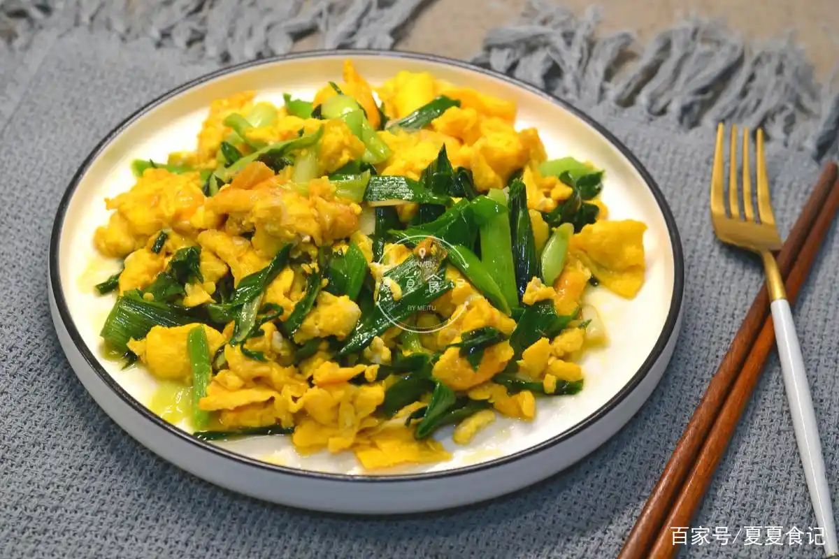 蒜苗炒鸡蛋家常做法,鸡蛋嫩滑有诀窍,方法简单实用,香气四溢