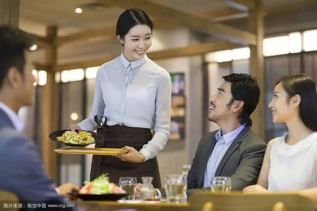 服务员给顾客上菜