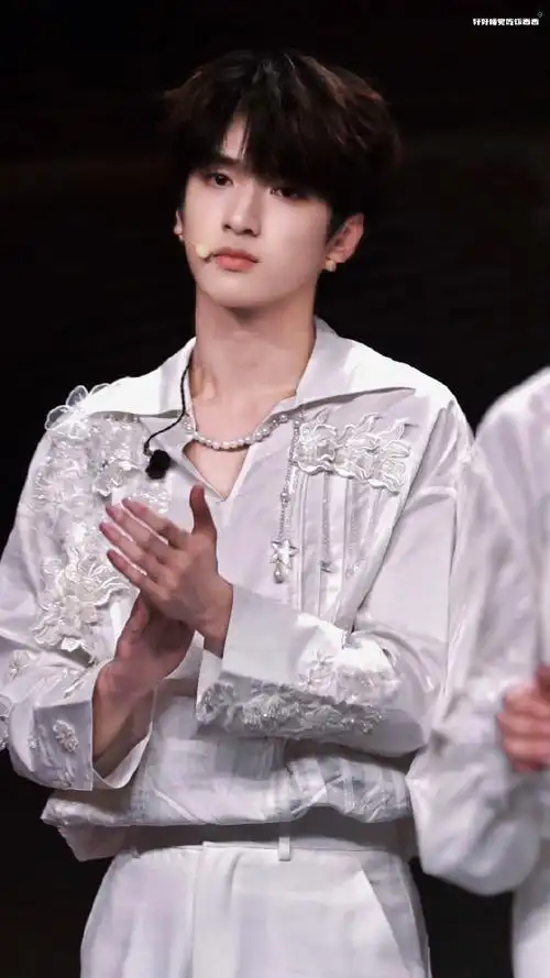 严浩翔微博音乐盛典秋日look