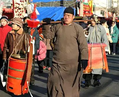 旧时民间剃头手艺人用扁担挑着剃头挑子走街串巷给人剃头,剃头挑子一