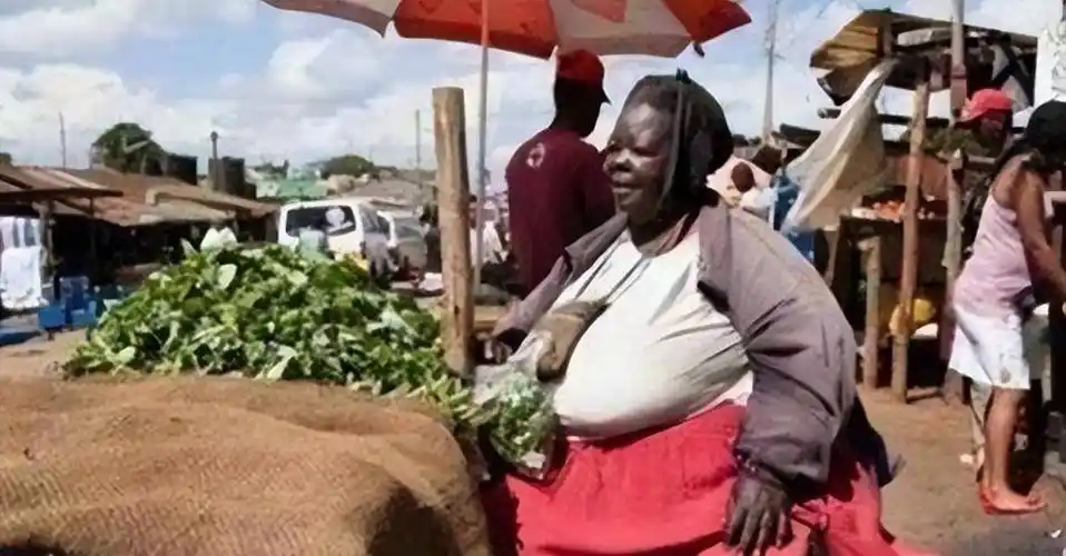 原创非洲有个超大号美女丈夫辞职寸步不离保护生怕老婆被抢走