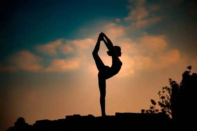 坚持做瑜伽对女生的好处_身体_体型_女性