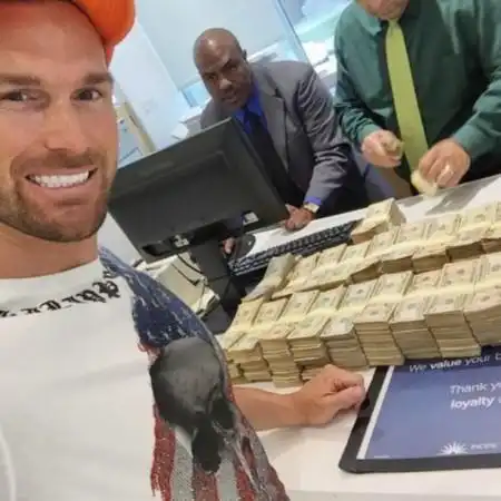 组图健身夫妇高调炫富美元洒满一地120