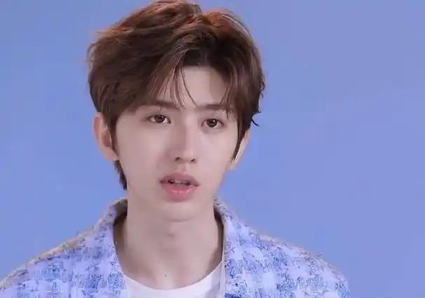 蔡徐坤又圈"樱花粉",14岁自己打理贴吧改身高,火星文太中二!