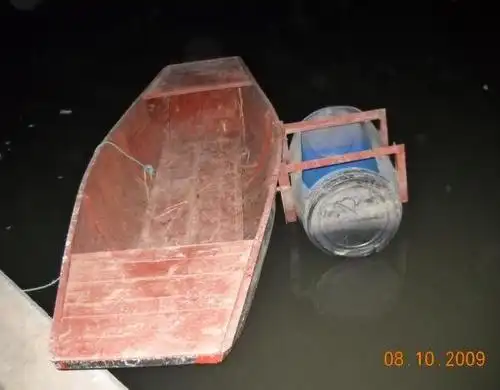 4个油桶自制船