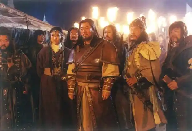 66岁成吉思汗巴森罕见露面,女儿照片颇有刚劲,结婚多年妻子冻龄|演员