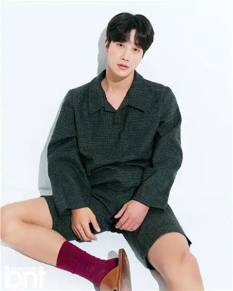 近日,演员李时刚携手bntnenws拍摄了一组时尚写真,展现成熟男人的多样