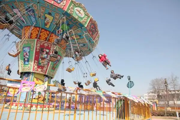 夜景很美的曲江乐园,香火很旺的西安广仁寺.