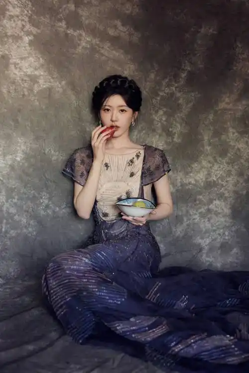 赵露思绝美大片宛如油画少女_长裙_新造型_黑色