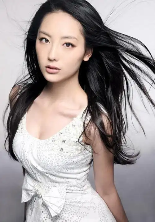 图集陶珞依(原名苗洛依),出生于安徽省合肥市,先后毕业于北京舞蹈学院