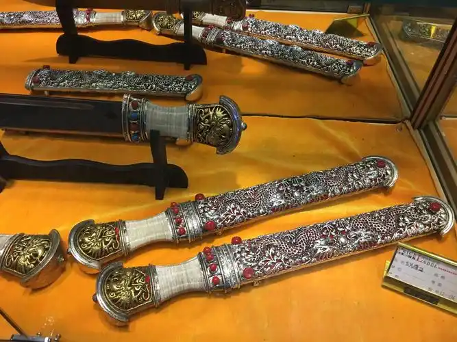 拉孜藏刀指西藏日喀则地区(后藏)拉孜县出产的手工藏刀,名震藏区