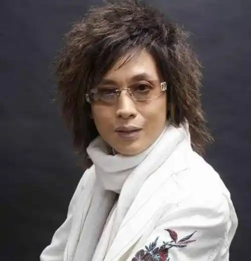 2003年,北京中唱星天地向他发出了邀请,于是谢军成功从台前转为幕后