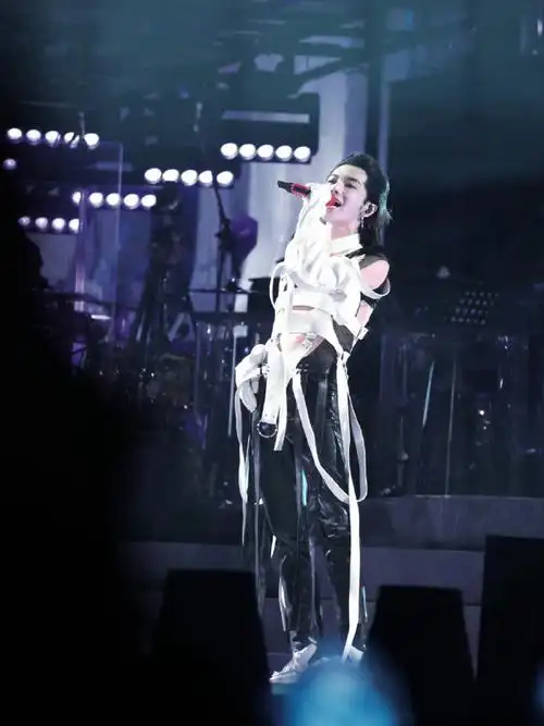 kwk极光时尚##2023华晨宇火星演唱会##华晨宇choker面具长发造