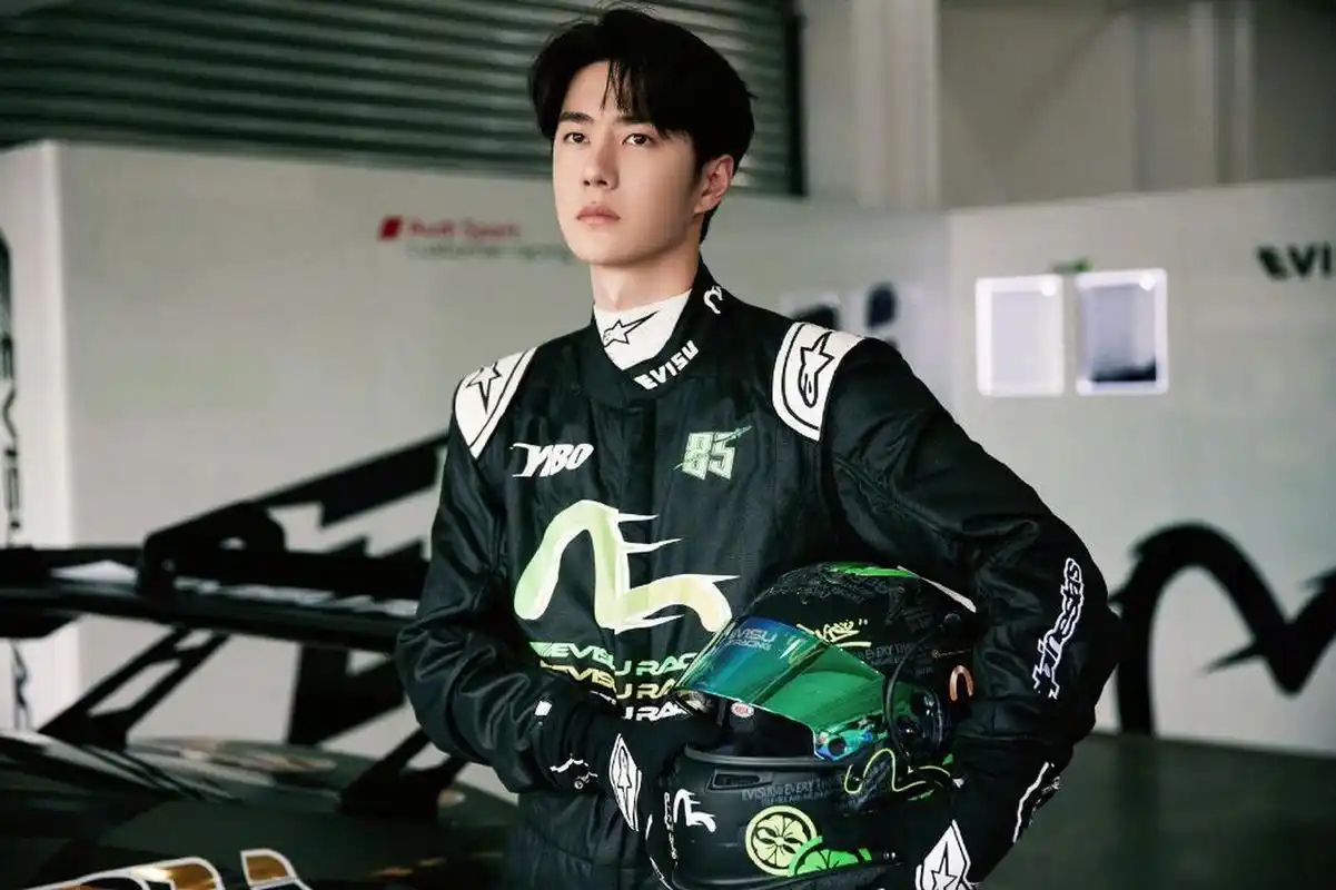 王一博赛车服造型出发 真的泰酷了王一博赛车服造型六宫格