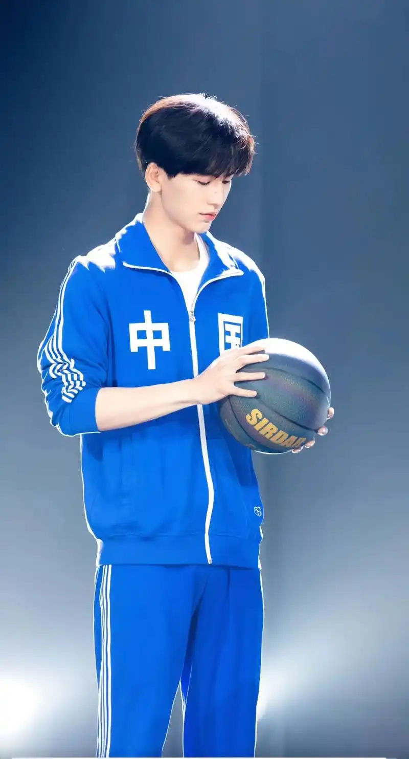 又一波新鲜壁纸向我涌来,又帅又可爱#张凌赫 #大帅哥 #颜狗 - 抖音