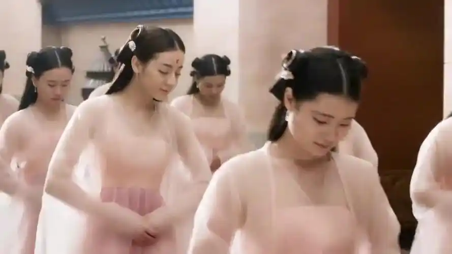 三生三世热巴为了报救命之恩和宫女们一起参加选秀