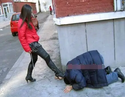 大街上,美女竟将男友踩在脚下,还把他当狗遛,得知实情令人唏嘘