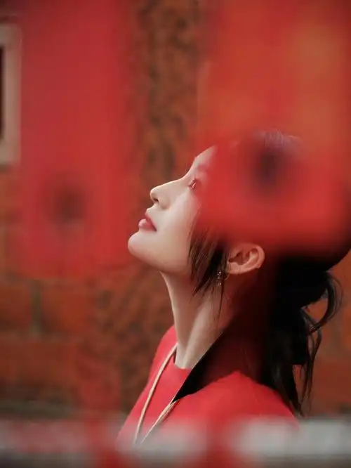 李沁身穿红色礼服,尽显大气!领略了非遗魅力,红色衬得她如此迷人