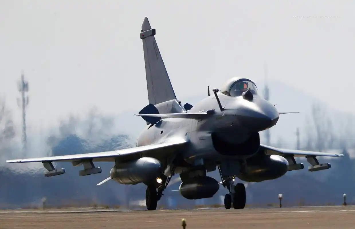 国产歼10型战斗机由保密到正式服役到出改进型不断发展壮大中