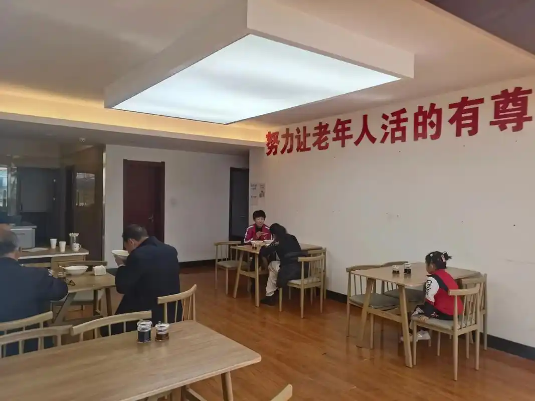 临夏市老年活动中心东营房社区老年幸福食堂试运营期间:临夏市户 - 抖