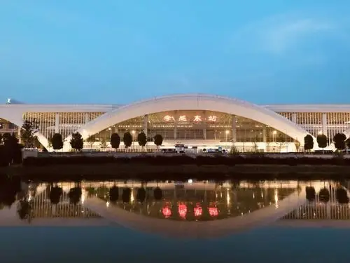 从孝感东站坐城际大约半个小时就到武汉了,并且途经天河机场,可见