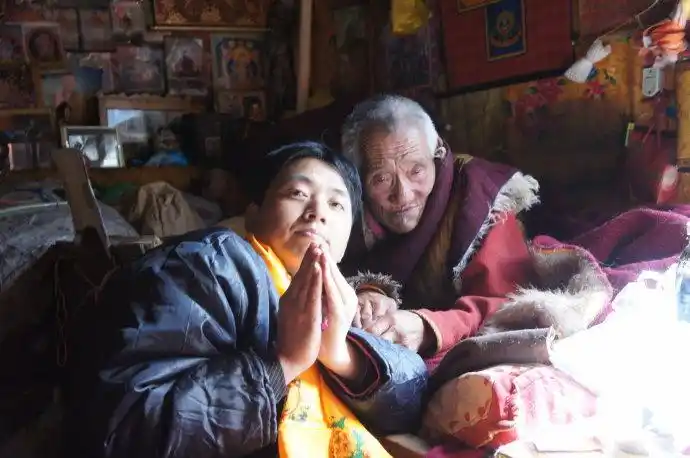 她心中的喇嘛嘎帝是刚虹化圆寂的佐钦寺一