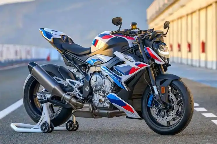 宝马摩托车报价多少钱(马力突破200匹,首次配备定风翼,宝马m1000r街车