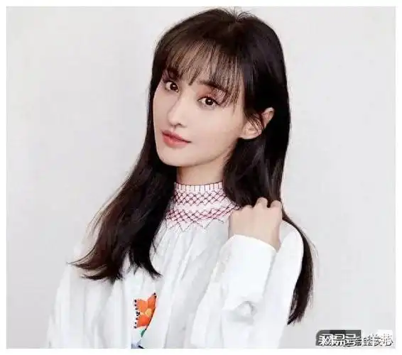 郑爽美国逛街被偶遇,染黄发穿短裤风格变样,网友:可惜了