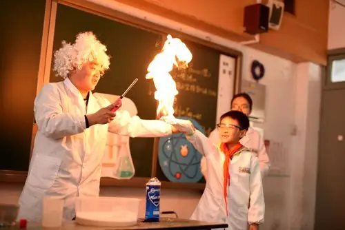 探索科学大世界争当科学小达人——记二一班趣味科学实验主题班会